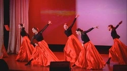 В долинском ККЗ «Россия» состоялся праздничный концерт, приуроченный ко Дню матери