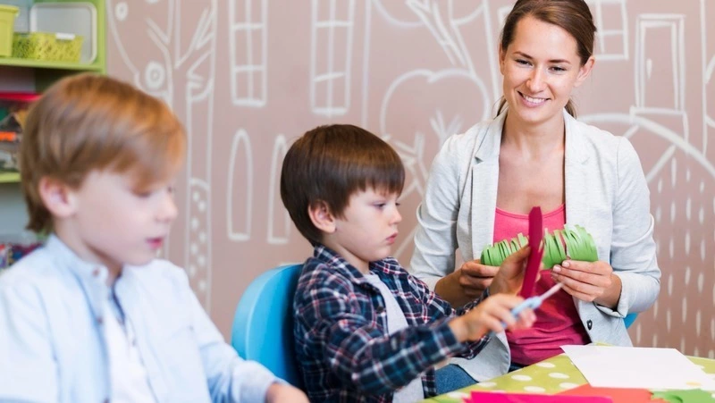 День воспитателя в России 2024: дата празднования, история, что подарить  