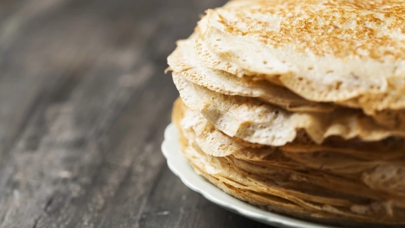 Первый день Масленицы 2024: рецепт блинов из нескольких ингредиентов 