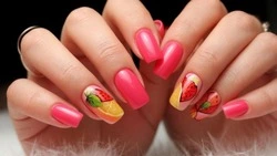 Летний маникюр 2025: трендовые цвета и формы ногтей 
