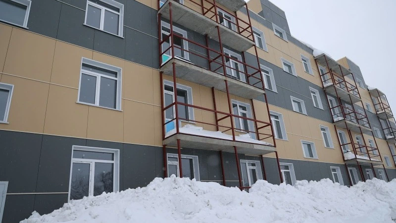 Десятки семей переедут из аварийного жилья в новый дом в селе Сокол