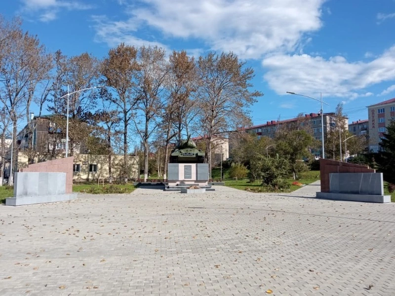 В Долинске проведена реконструкция сквера Славы