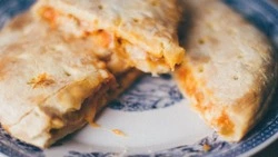 Если однообразные завтраки надоели: лепешка с яйцом и сыром               