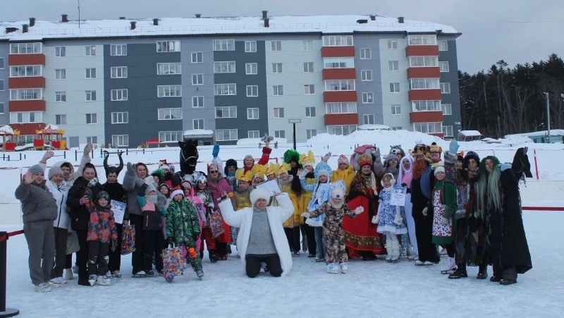 На «умной» спортивной площадке Долинска прошёл третий районный конкурс на коньках «Ледовый карнавал»