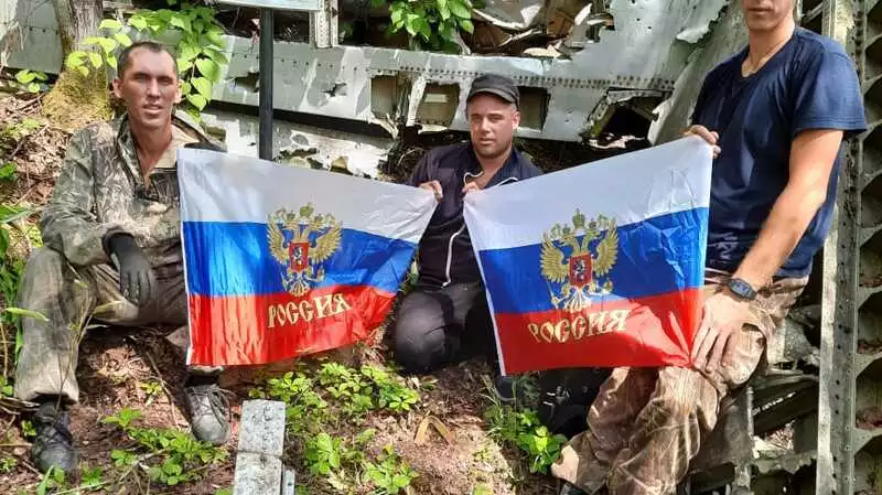 Молодые углезаводцы водрузили флаги на месте крушения самолета ИЛ-28Р