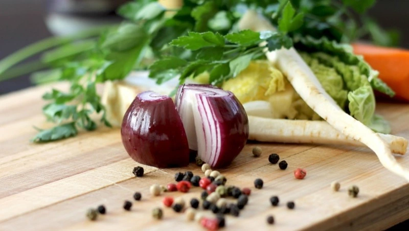 Плакать можно, морщиться — нет: как убрать горечь из лука 