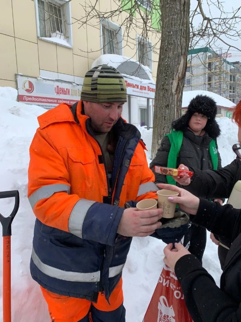 Жители Долинска поддерживают коммунальщиков горячим чаем