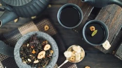 Этот напиток улучшит состояние кожи и очистит организм: чай из крапивы и шиповника   