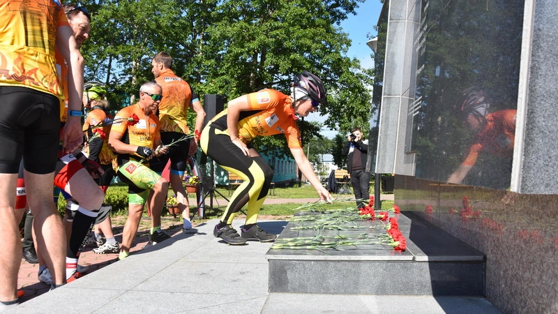Участники велопробега "Огонь Победы" сделали остановку в Долинске