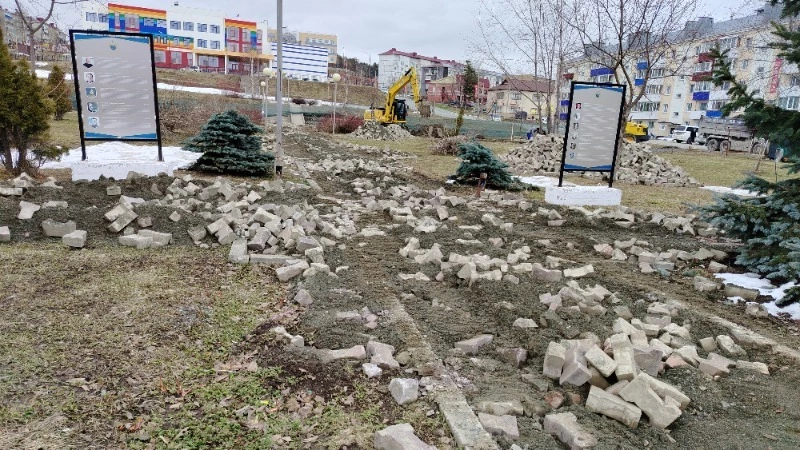 Началось строительство сквера Чехова в Долинске  