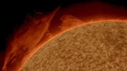 Затяжная магнитная буря надвигается на Землю в июле 2024 года: как подготовиться, как пережить  