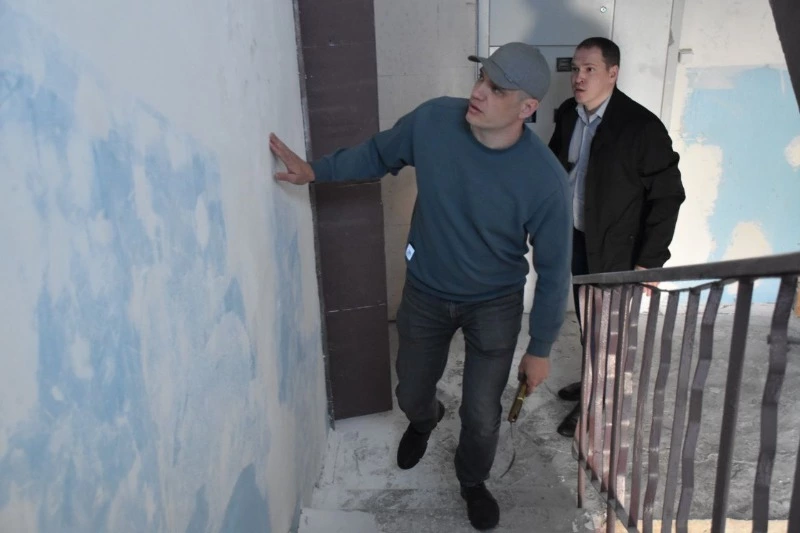 Депутаты проконтролировали ремонтные работы в подъездах многоквартирных домов