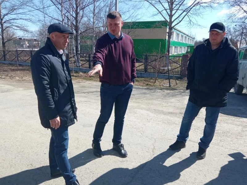 Александр Тугарев и Галина Дворянинова проинспектировали ремонт школы села Покровка