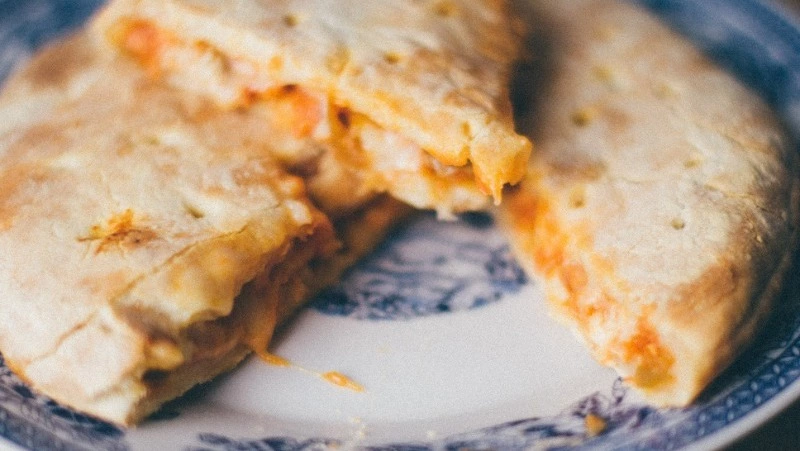 Если однообразные завтраки надоели: лепешка с яйцом и сыром               