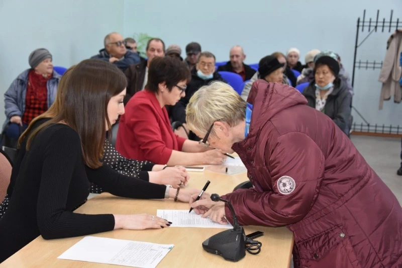 Жильцы трёх аварийных домов в Долинске скоро разъедутся по новым адресам