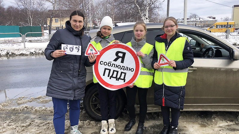 Сотрудники ГИБДД  вместе со школьниками провели в Стародубском акцию «Сохрани самое дорогое»