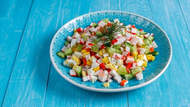 Крабовый салат — король новогоднего меню-2025: легкий рецепт 