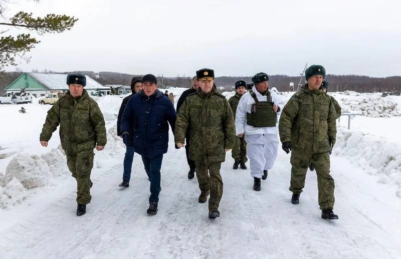 Врио командующего Восточным военным округом проверил сахалинский учебный центр