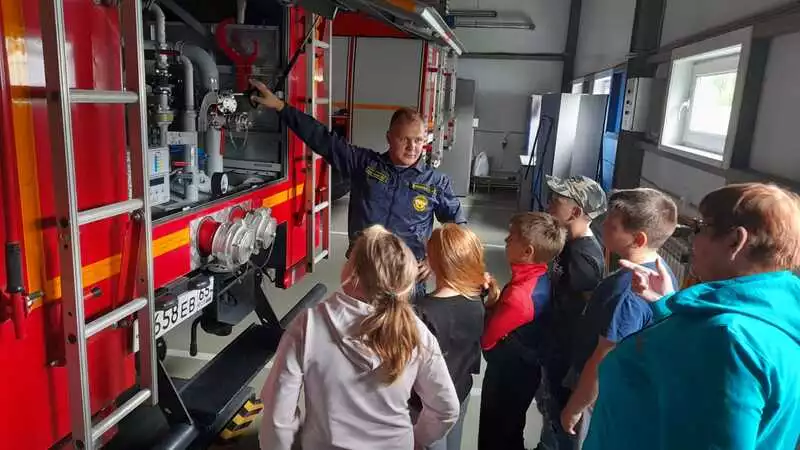 Школьникам Углезаводска показали, как работают пожарные