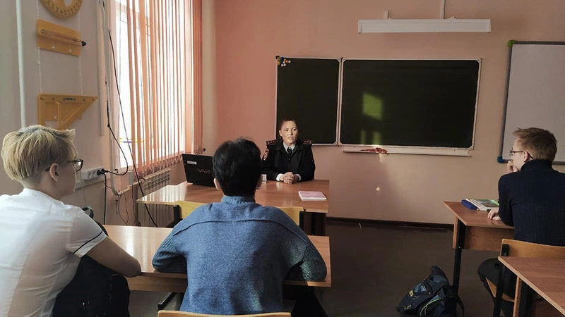 Инспектор ГИБДД рассказала старшеклассникам села Быков об ответственности пешеходов и водителей