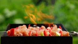 Этот лайфхак — огонь: как быстро очистить шампуры и решетку после шашлыков