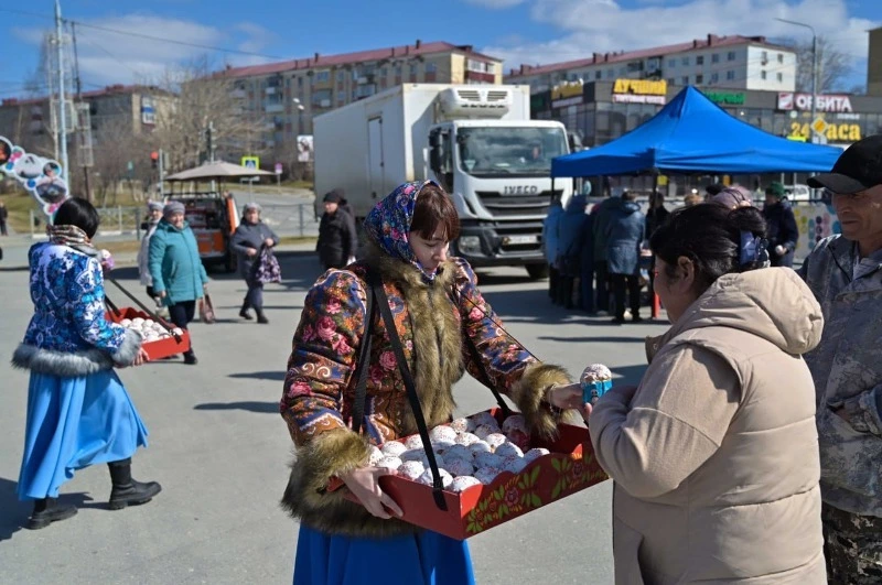 На административной площади Долинска прошла ярмарка
