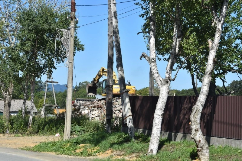 На улице Широкой, 19 в Соколе завершается снос аварийного дома: шаг к комфортной и безопасной жизни