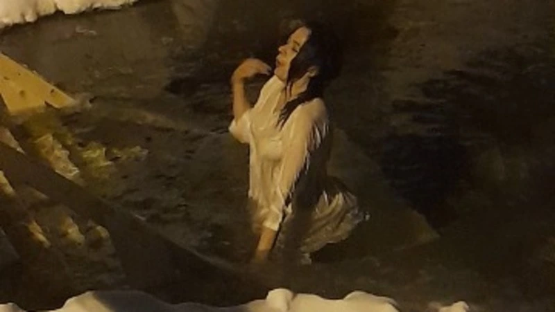 В Долинске состоялись освящение воды и традиционные крещенские купания