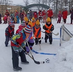 В Долинске стартовал муниципальный этап чемпионата по хоккею в валенках