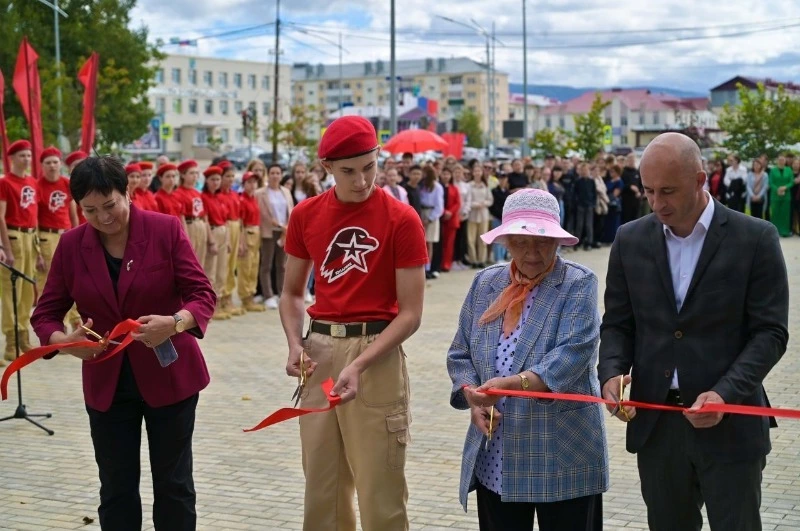 В Долинске состоялось открытие реконструированного сквера Славы