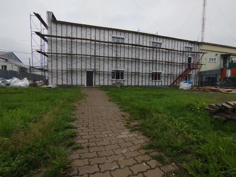 Ремонт фасада спортшколы завершат в сентябре 