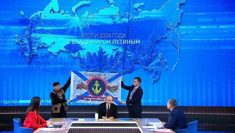Владимир Путин в прямом эфире продемонстрировал копию боевого знамени с надписью «Сахалин с вами»