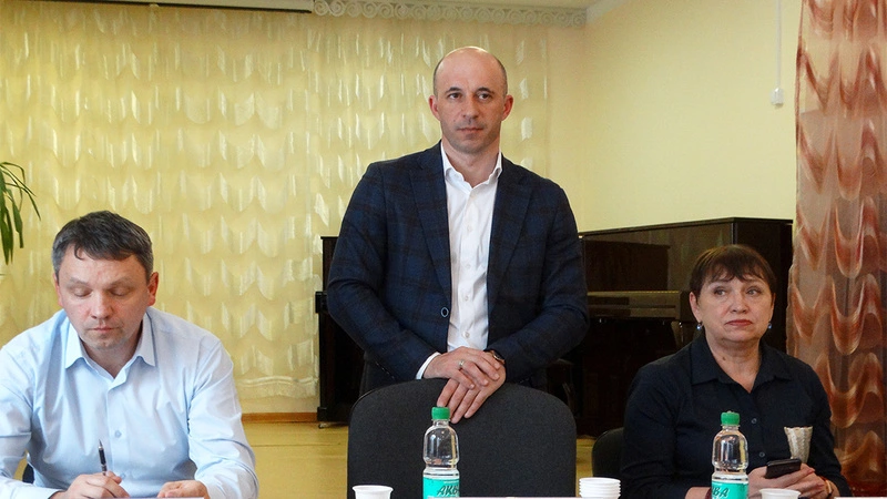 Тугарев обсудил с жителями Стародубского вопросы строительства, капремонта и чистоты в селе