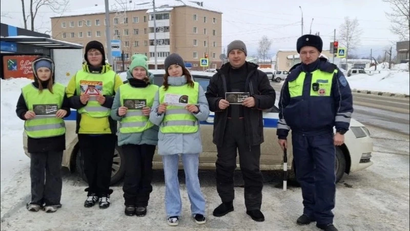 Сотрудники Госавтоинспекции совместно с ЮИДовцами провели праздничную акцию 