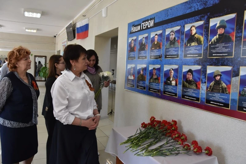В Долинском техникуме увековечили память о своих героях