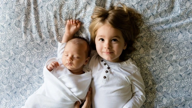 День братьев и сестер 2025: история и традиции праздника, интересные факты 