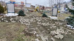 Началось строительство сквера Чехова в Долинске  