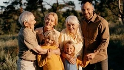 День бабушек и дедушек 2024: дата, история и традиции праздника 