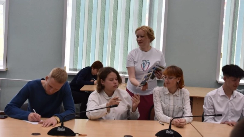 Министр образования Сахалинской области провела открытый урок для школьников Долинска