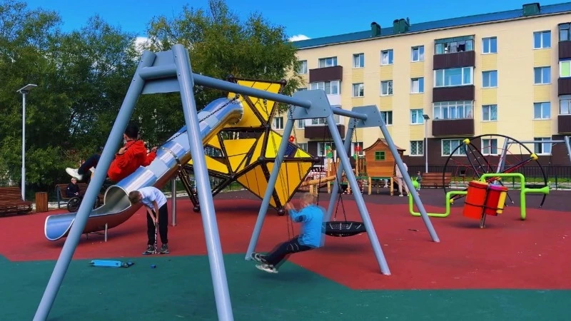 На улице Пионерской завершили строительство детской площадки