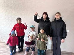 Семье Позяевых вручили ключи от новой квартиры