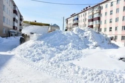 На расчистке улиц в Долинском районе задействовано 15 единиц техники 