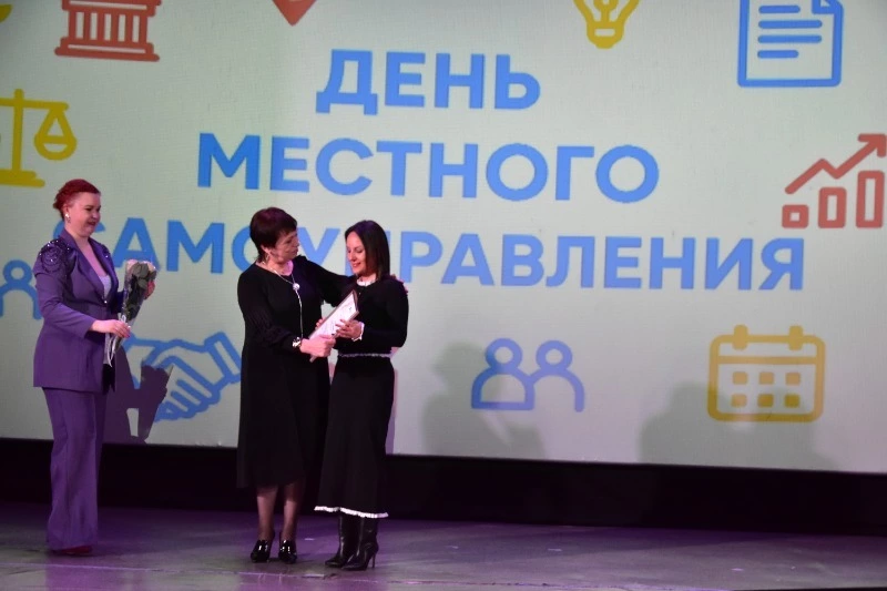 Долинских муниципальных служащих наградили в честь профессионального праздника