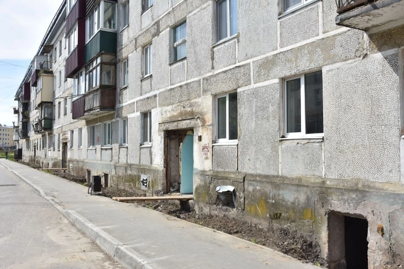 На Октябрьской приступили к капитальному ремонту дома 