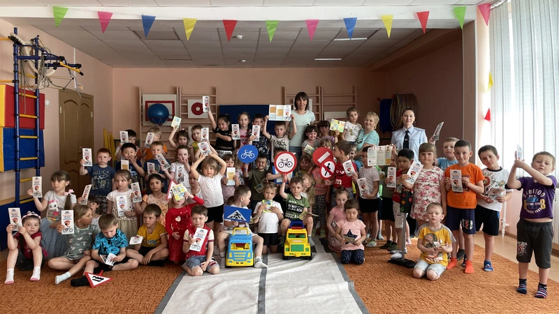 Воспитанники д/с «Родничок» совершили «Путешествие в Страну дорожных знаков» вместе с автоинспектором