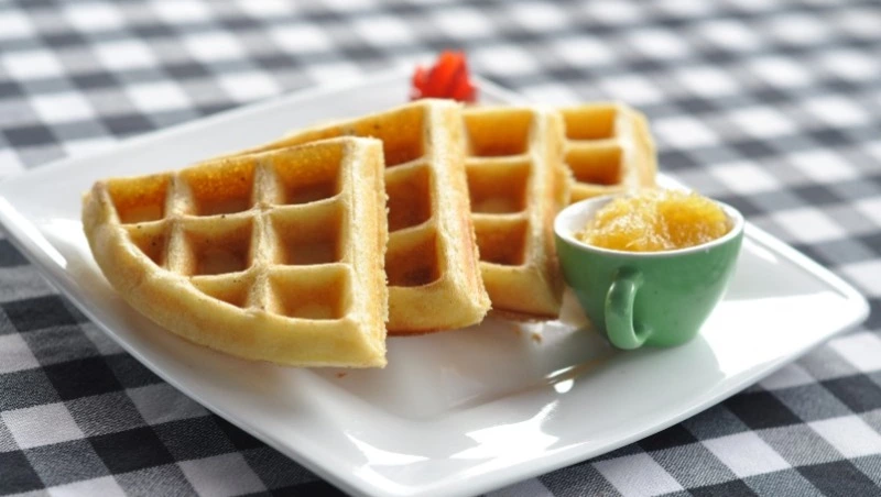 Таких вкусных вафель вы еще не пробовали: понадобиться всего 2 яблока и немного муки 