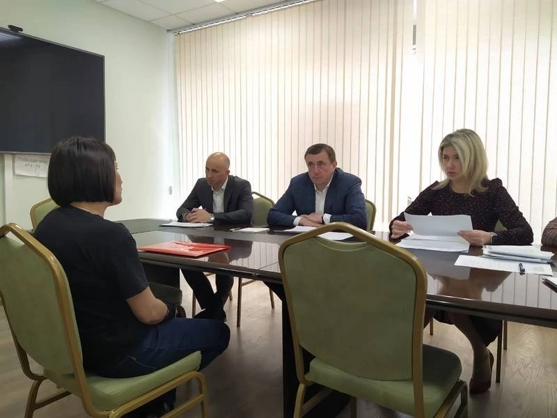 Малоимущим семьям из Долинского района помогут в лечении и трудоустройстве