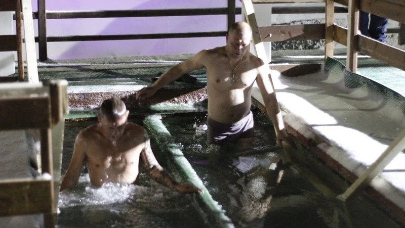 Когда купаться в проруби на Крещение и набирать святую воду?   