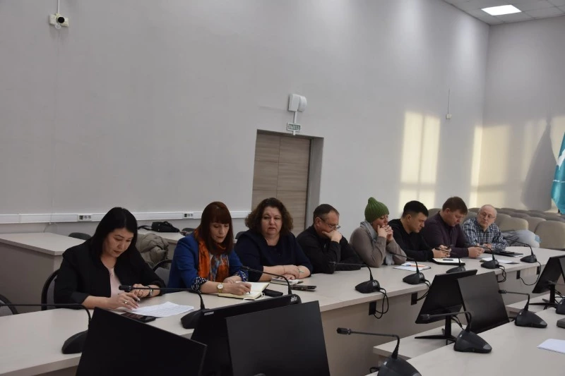 Александр Тугарев поставил перед коммунальщиками задачу вывезти снег с дворовых территорий