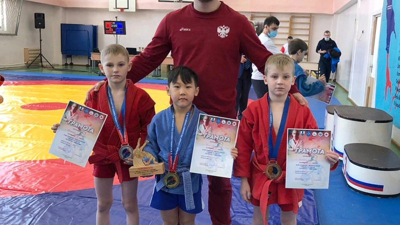 Юные долинские самбисты показали настоящий боевой дух на региональном турнире